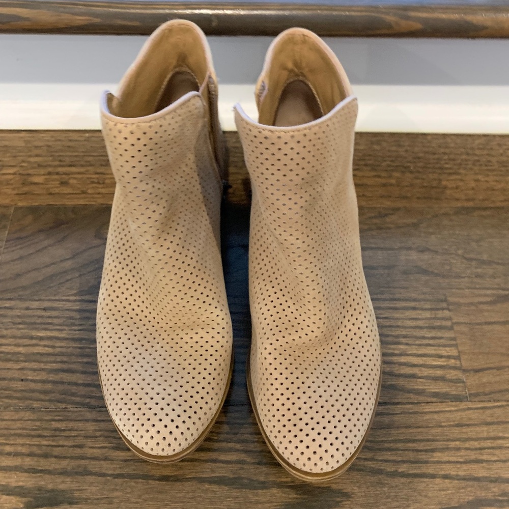 Lucky Brand Tan Suede perforated ankle boots Womens Shoes size 8